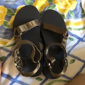 NWOT flatform tevas olive green